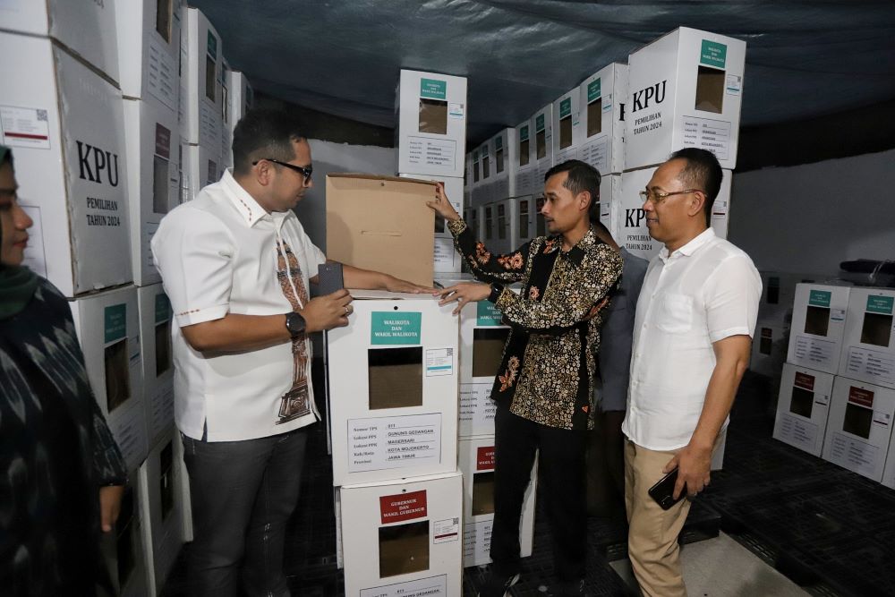 LENGKAP: Logistik Pilkada 2024 Kota Mojokerto yang tersimpan di gudang KPU di Jalan Tropodo, Kelurahan Meri, Kecamatan Kranggan saat ditinjau forkopimda pada  8 November lalu.