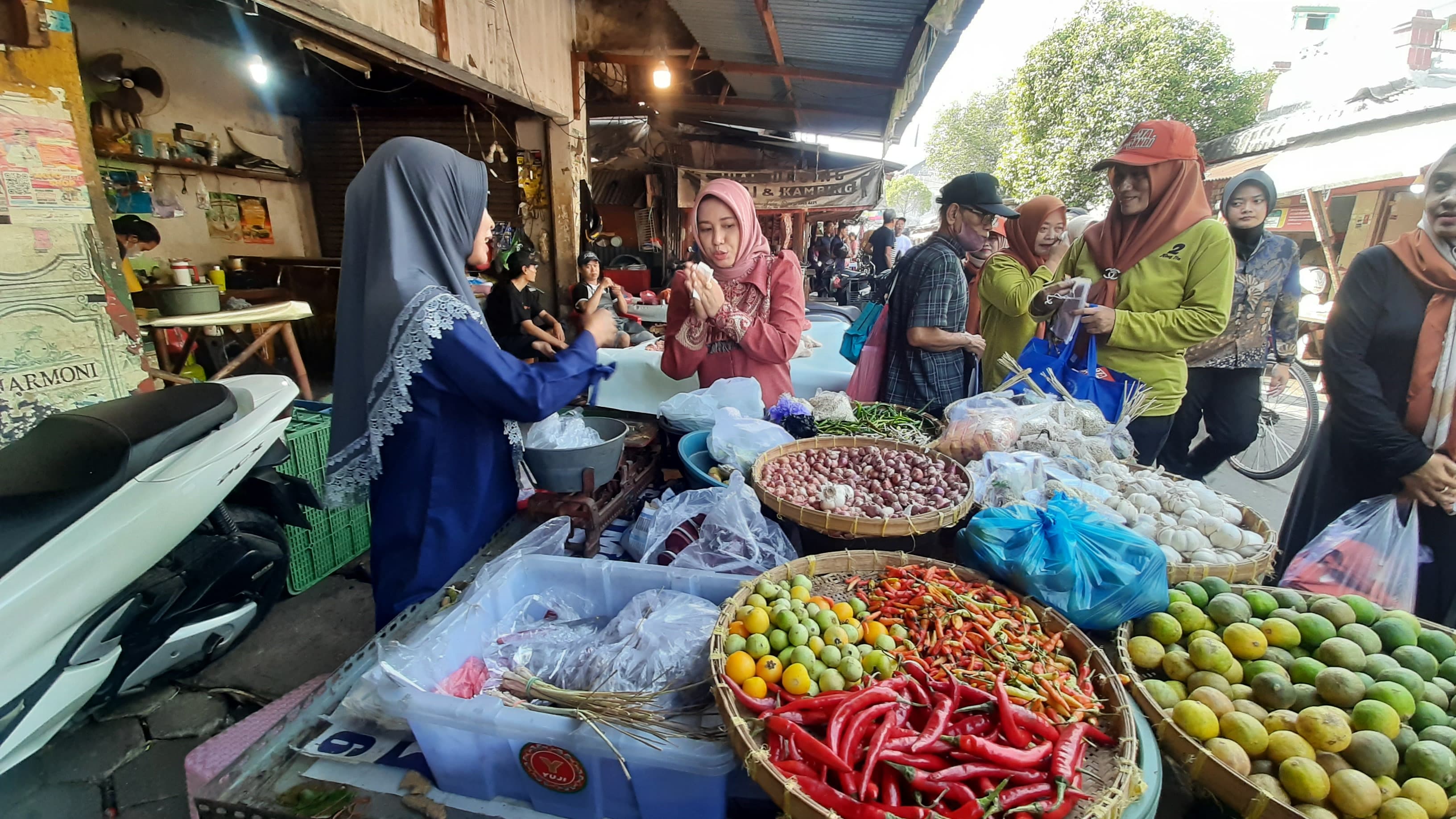 TAMPUNG ASPIRASI: Calon Wali Kota Mojokerto Ika Puspitasari saat blusukan dan menyapa pedagang di Pasar Tanjung Anyar, Selasa (19/11).&nbsp;