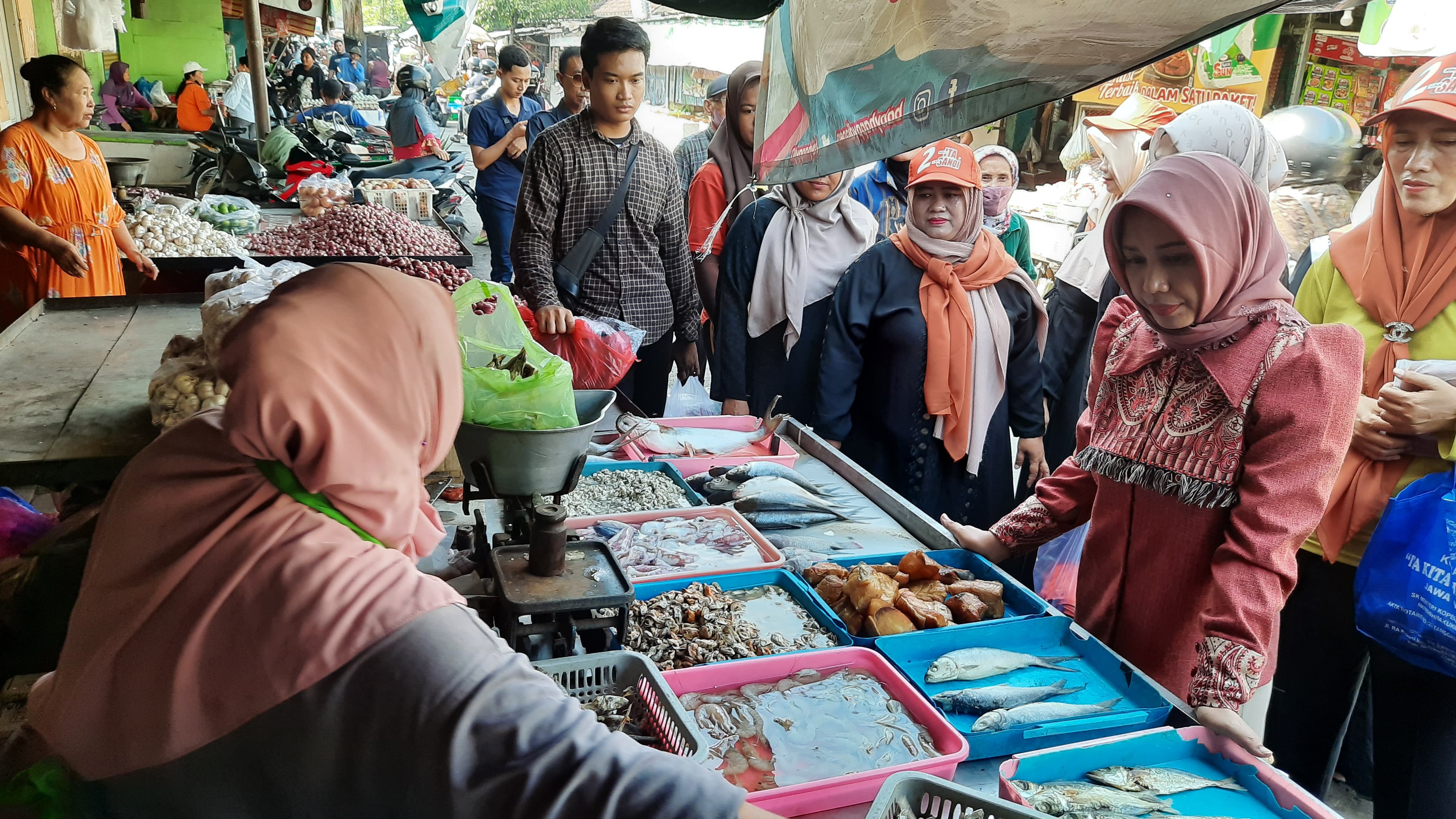 TAMPUNG ASPIRASI: Calon Wali Kota Mojokerto Ika Puspitasari saat blusukan dan menyapa pedagang di Pasar Tanjung Anyar, Selasa (19/11).&nbsp;