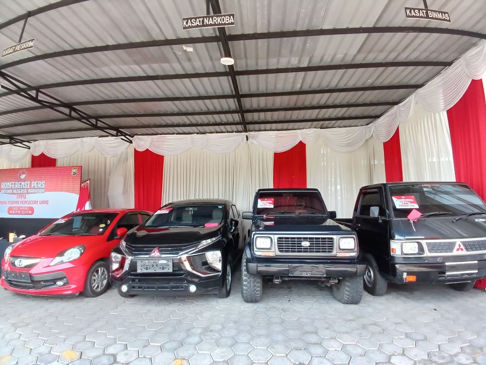HASIL NARKOBA: Barang bukti kendaraan milik tersangka bandar sabu yang disita dalam perkara TPPU di Mapolres Mojokerto Kota, Senin (18/11).