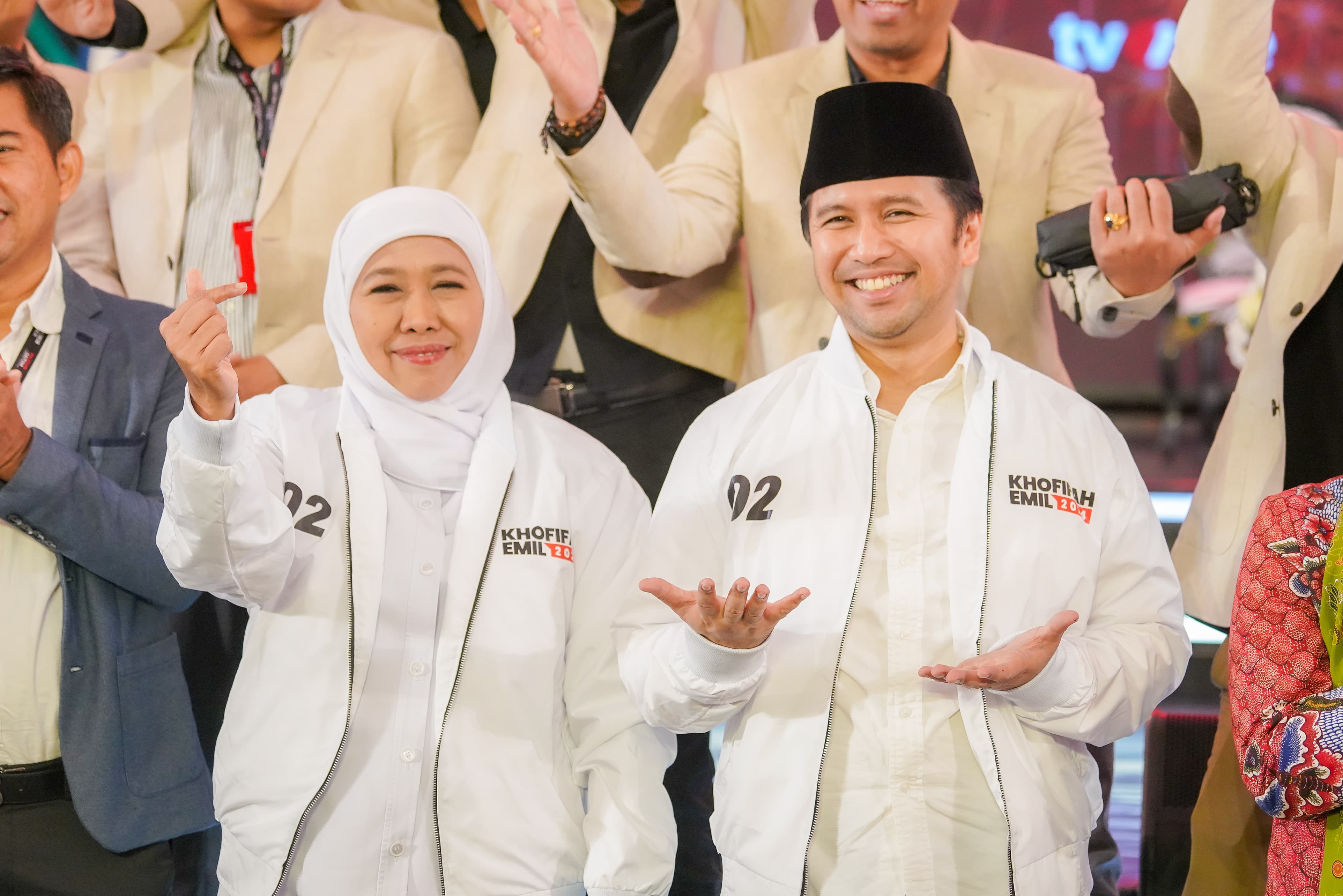 SUKSES: Pasangan Calon Gubernur Jawa Timur Nomor Urut 2 Khofifah Indar Parawansa dan Emil Elestianto Dardak usai tampil dalam debat pemungkas Pilgub Jatim 2024, Senin (18/11).