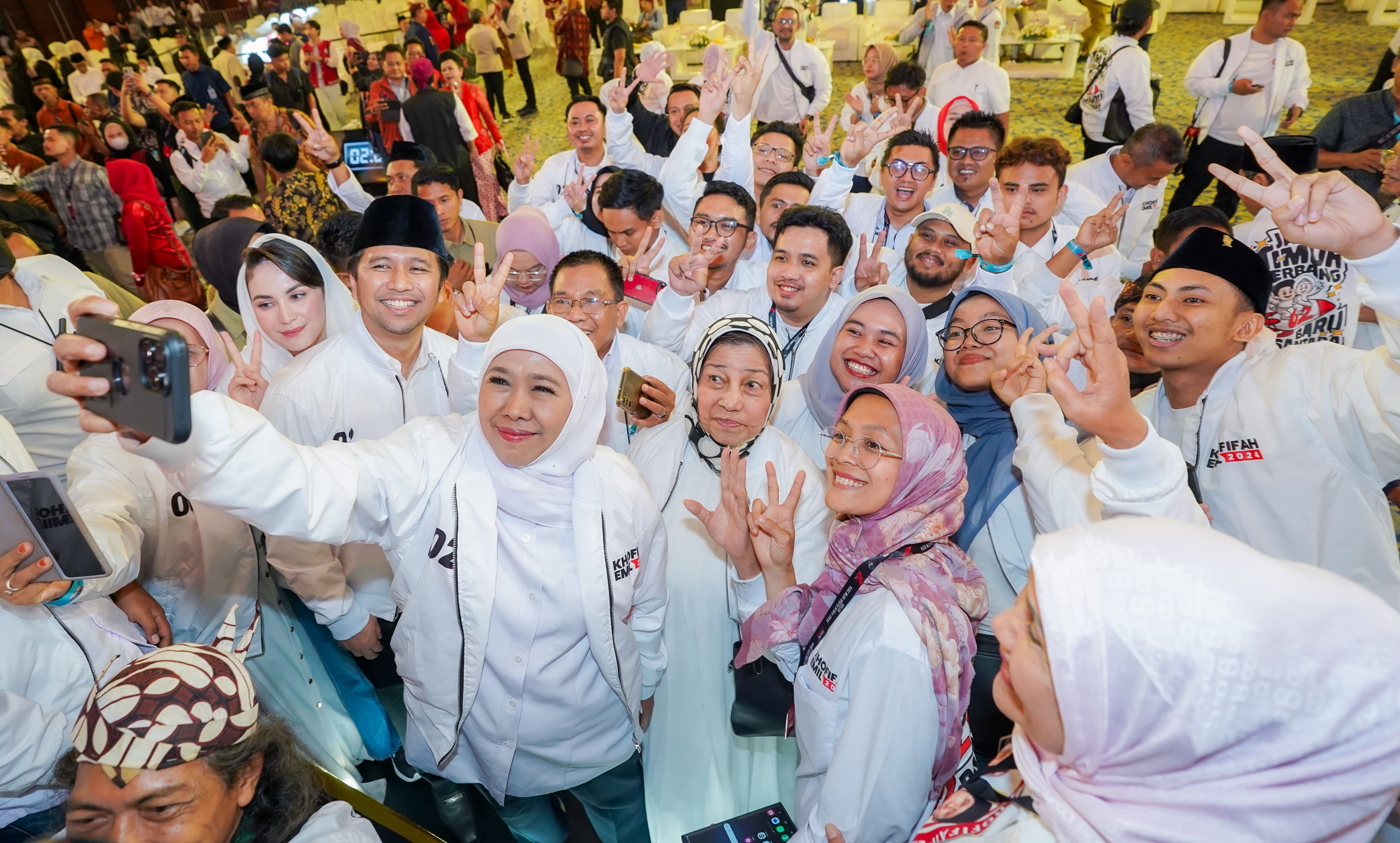 SUKSES: Pasangan Calon Gubernur Jawa Timur Nomor Urut 2 Khofifah Indar Parawansa dan Emil Elestianto Dardak usai tampil dalam debat pemungkas Pilgub Jatim 2024, Senin (18/11