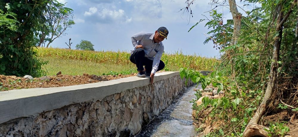 LANCAR: Yudi Santoso, perangkat desa setempat melihat proyek Tembok Penahan Tanah (TPT) yang ada di area persawahan di Dusun Bendungan.