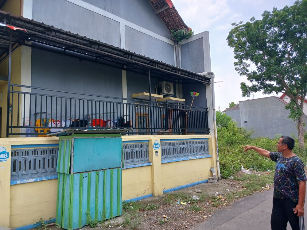 MERESAHKAN: Warga menunjukkan pagar rumah yang dipanjat pelaku pencurian pakaian dalam di Lingkungan Cinde, Kelurahan/Kecamatan Prajurit Kulon, Kota Mojokerto, kemarin (21/11).