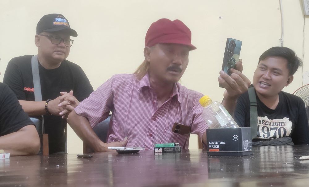 AKTIF: Kades Baureno, Abdori datang memenuhi panggilan Bawaslu Kabupaten Mojokerto atas dugaan pelanggaran netralitas di pilkada 2024 lalu.