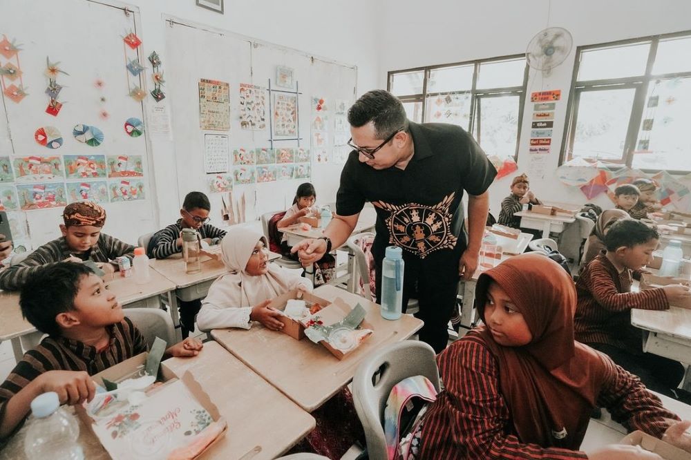 PASTIKAN KELANCARAN: Pj Wali Kota Mojokerto Moh. Ali Kuncoro bercengkrama dengan siswa SDN Wates 1 terkait uji coba program makan bergizi gratis, Rabu (20/11).