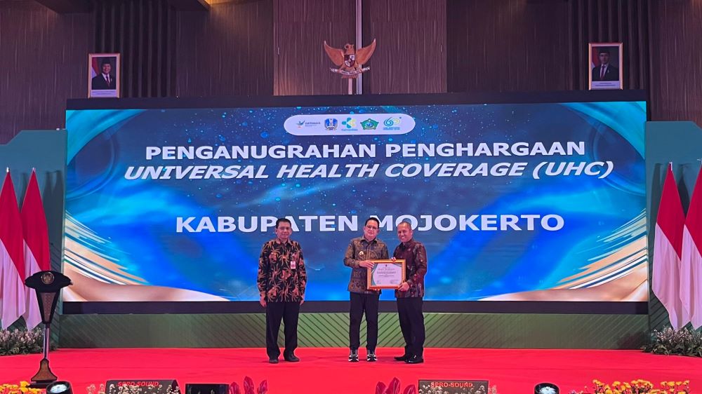 TINGKAT PROVINSI: Sekdakab Mojokerto Teguh Gunarko menerima penghargaan yang diberikan oleh Pj Gubernur Jatim Adhy Karyono, Kamis (21/11).