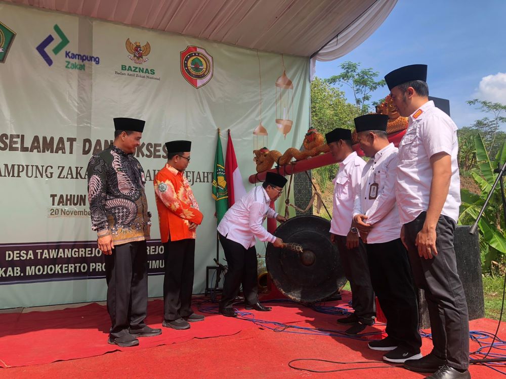 SIMBOLIS: Pjs Bupati Mojokerto, Akhmad Jazuli didampingi Kakanwil Kemenag Provinsi Jawa Timur Akhmad Sruji Bahtiar memukul gong tanda diluncurkannya Kampung Zakat, kemarin (20/11).