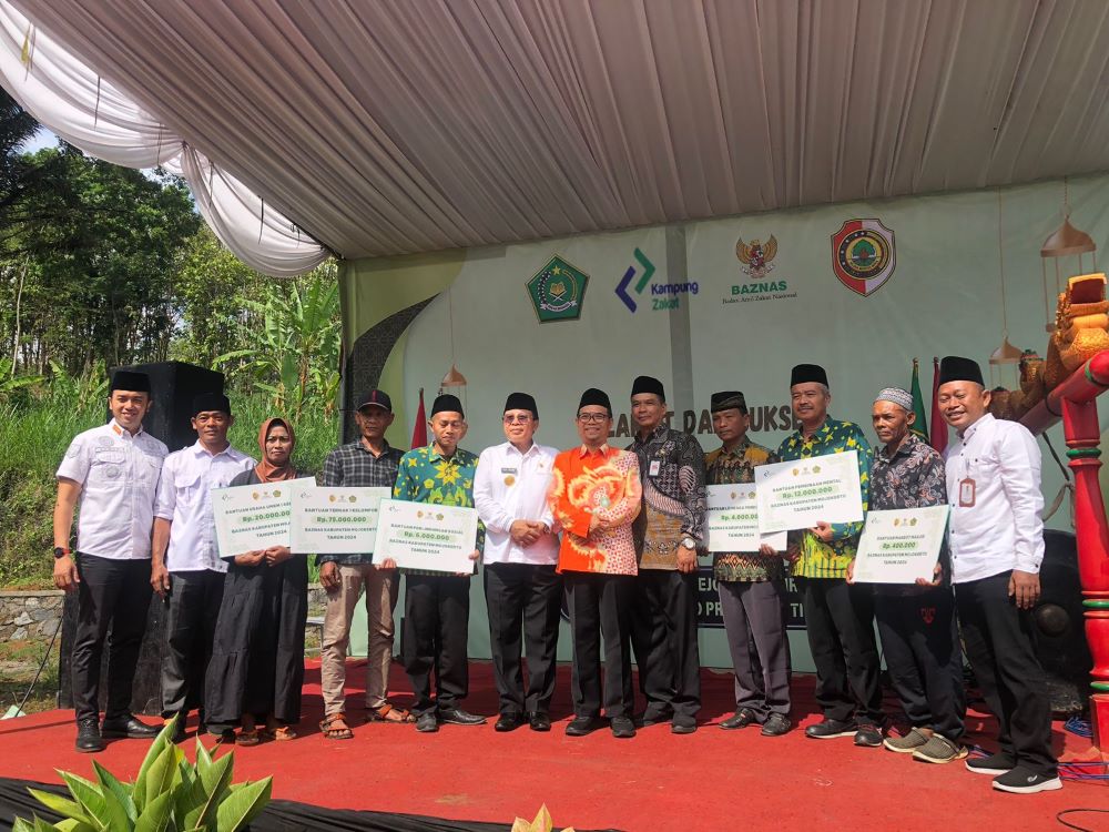PERLINDUNGAN SOSIAL: Masyarakat Desa Tawangrejo menerima bantuan dari program Kampung Zakat yang diinisiasi Kemenag Kabupaten Mojokerto.