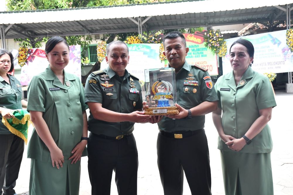ESTAFET KEPEMIMPINAN: Komandan Korem 082/CPYJ resmi berganti dari Brigjen TNI Heri Rustandi kepada Kolonel Inf Batara Alex Bulo. Acara lepas sambut keduanya digelar di halaman Makorem 082/CPYJ, Kamis
