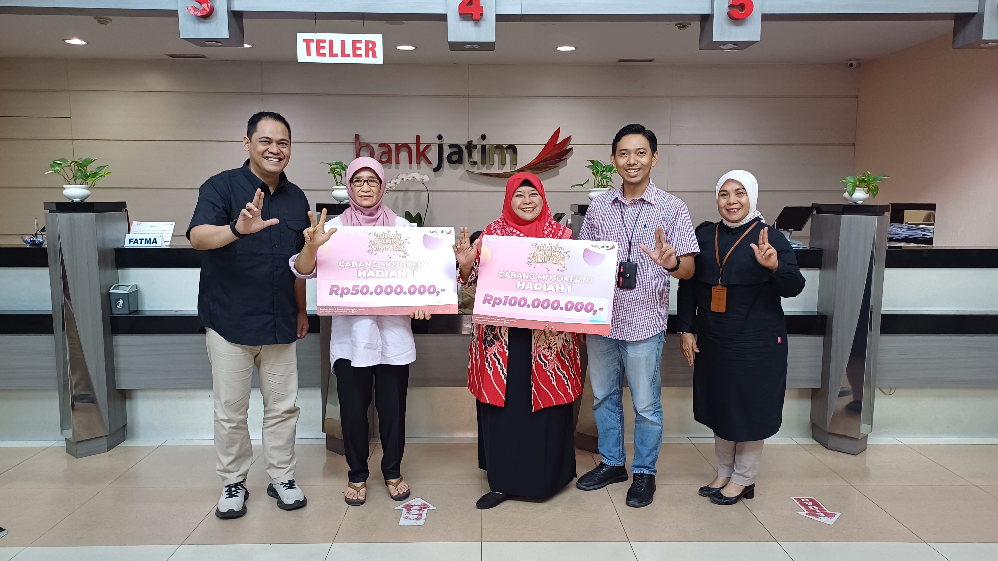 DARI KIRI: Krish Taufan Agus F Pemimpin Bank Jatim Cabang Mojokerto, Masfikhatin pemenang hadiah 50 juta, Wilujeng Nur Juhariatin pemenang 100 juta dan Pemimpin Cabang Pembantu (PCP) unit Bank Jatim M
