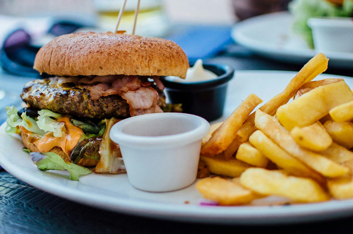 Mengapa makanan siap saji terasa begitu enak dan bahkan menjadi candu padahal sudah menjadi rahasia umum betapa berbahayanya junk food dan mie instan.