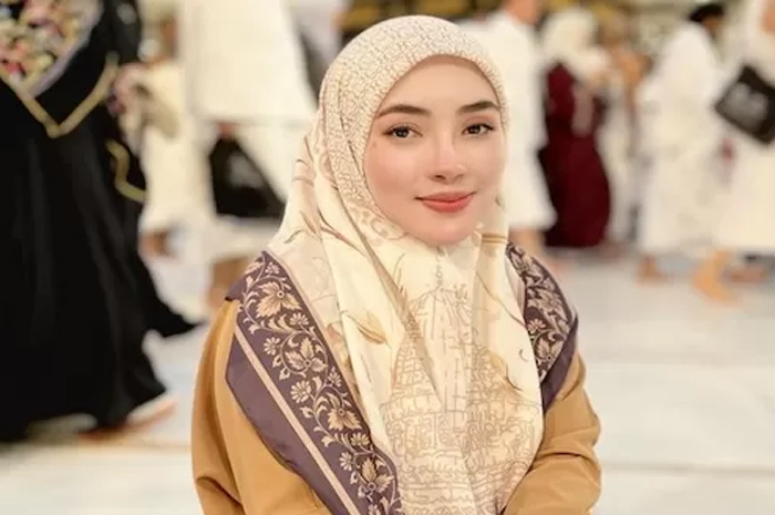 Beberapa media telah soroti Shella Saukia, pengusaha sukses yang diduga menjadi agen dari travel umrah Isa Zega