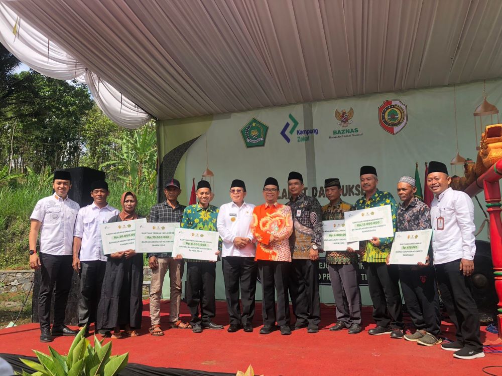 ANGIN SEGAR: Kepala Desa Tawangrejo Dameri menyerahkan bantuan program Kampung Zakat yang diinisiasi Kemenag Kabupaten Mojokerto kepada salah satu warga, Rabu (20/11).