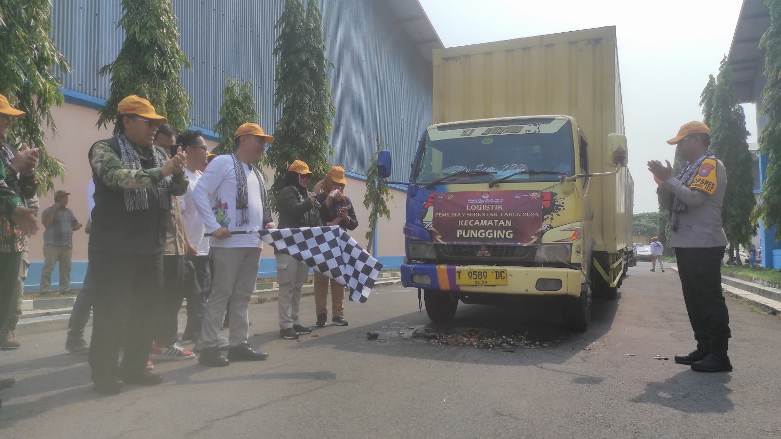 JELANG COBLOSAN: Petugas KPU Kabupaten Mojokerto dan PPK mengecek truk boks sebagai armada untuk mengangkut logistik di setiap kecamatan kemarin (23/11).