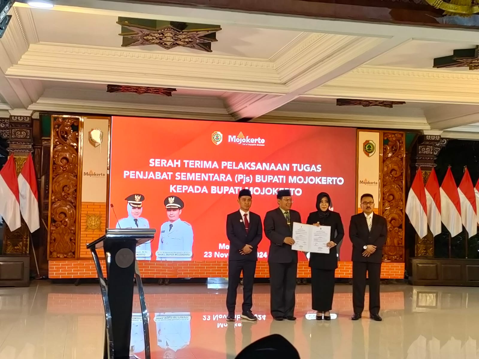 Sertijab: Pjs Bupati Mojokerto Akhmad Jazuli menyerahkan memori nota pelaksanaan tugas kepada Bupati Mojokerto Ikfına Fahmawati didampingi Wakil Bupati Muhammad Albaarraa di Pendopo Graha Majatama (GM