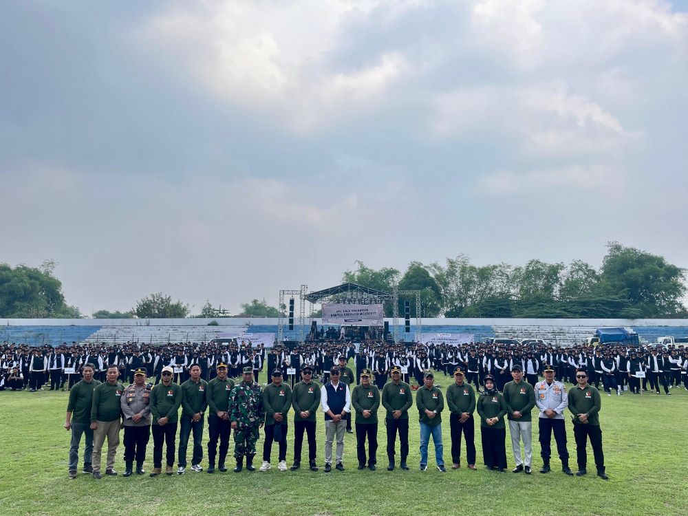 AKTIF BEKERJA: Ribuan PTPS se-Kabupaten Mojokerto mengikuti apel siaga jelang pemungutan suara di Stadion Gajah Mada Mojosari, Sabtu (23/11).