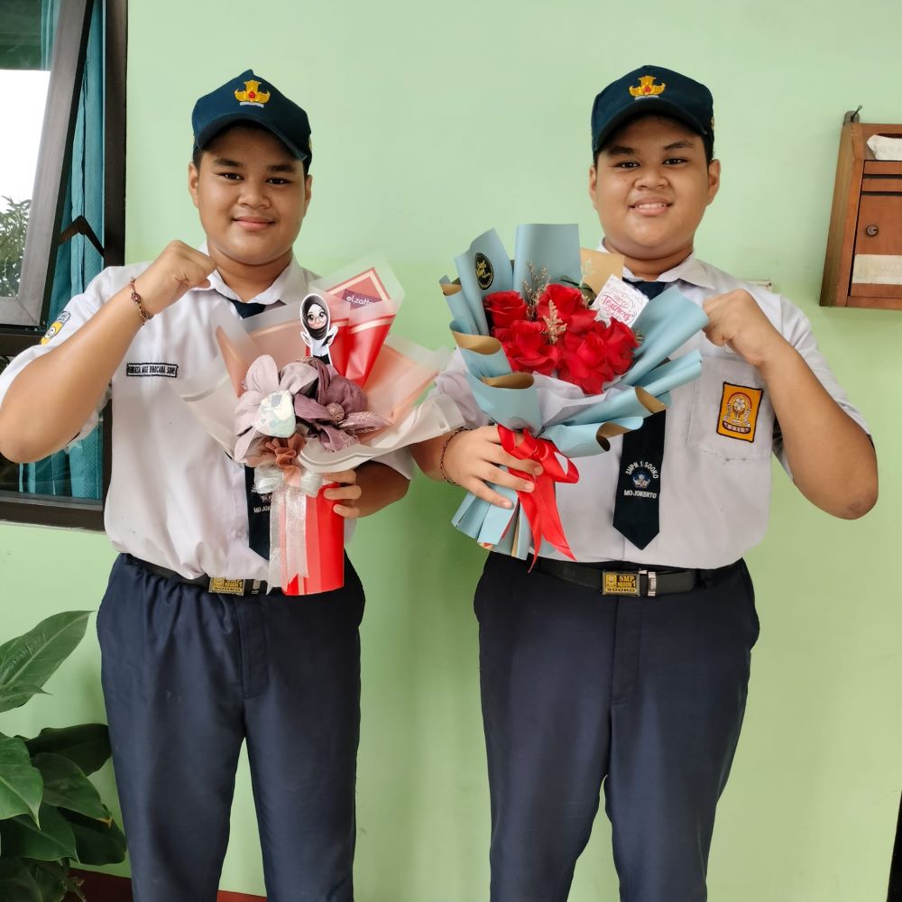 APRESIASI: Berkat kepedulian dan kepekaan yang tinggi, pelajar kembar SMPN 1 Sooko dinobatkan menjadi siswa favorit.