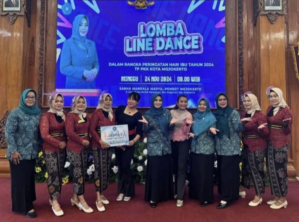 PRESTASI: Bougenville Line Dance dari TP PKK Keluarahan Pulorejo yang berhasil meraih juara I dari lomba line dance se-Kota Mojokerto di Pendapa Sabha Mandala Madya, Minggu (24/11).