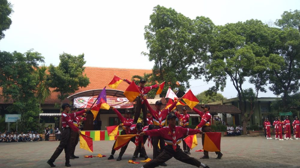 PERSEMBAHAN: Siswa dari berbagai ekskul menampilkan bakat masing-masing selepas upacara.
