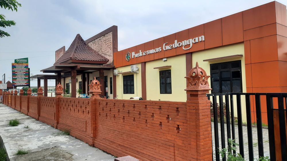 DISIAGAKAN: Puskesmas Gedongan menjadi salah satu faskes yang disiapkan untuk membuka layanan saat hari H pemungutan suara Pilkada, Rabu (27/11) besok.