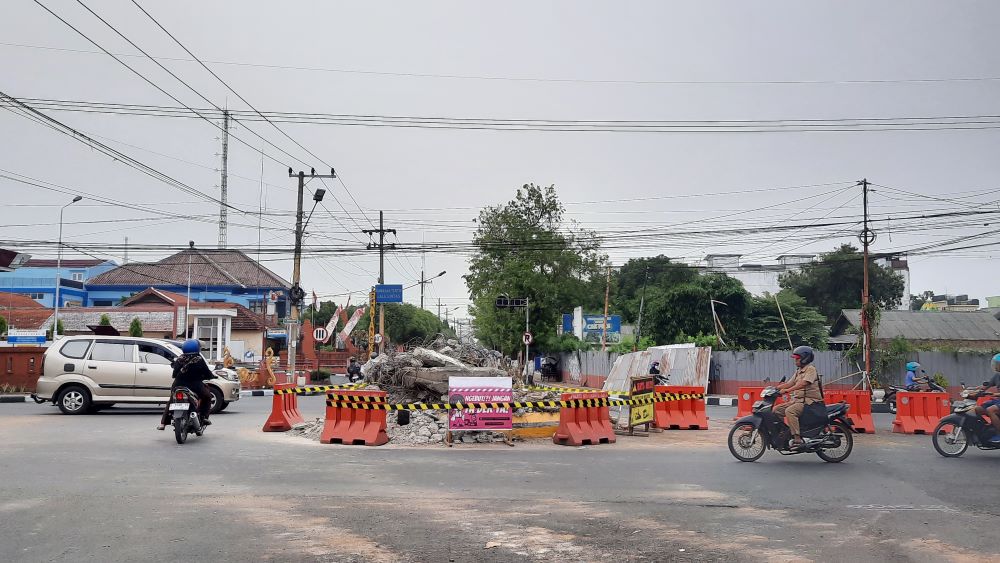 TUGU DIPINDAH: Sisa bangunan tugu Adipura Kota Mojokerto yang berada di persimpangan Jalan Gajah Mada-Bhayangkara setelah dilakukan pembongkaran, kemarin (25/11).