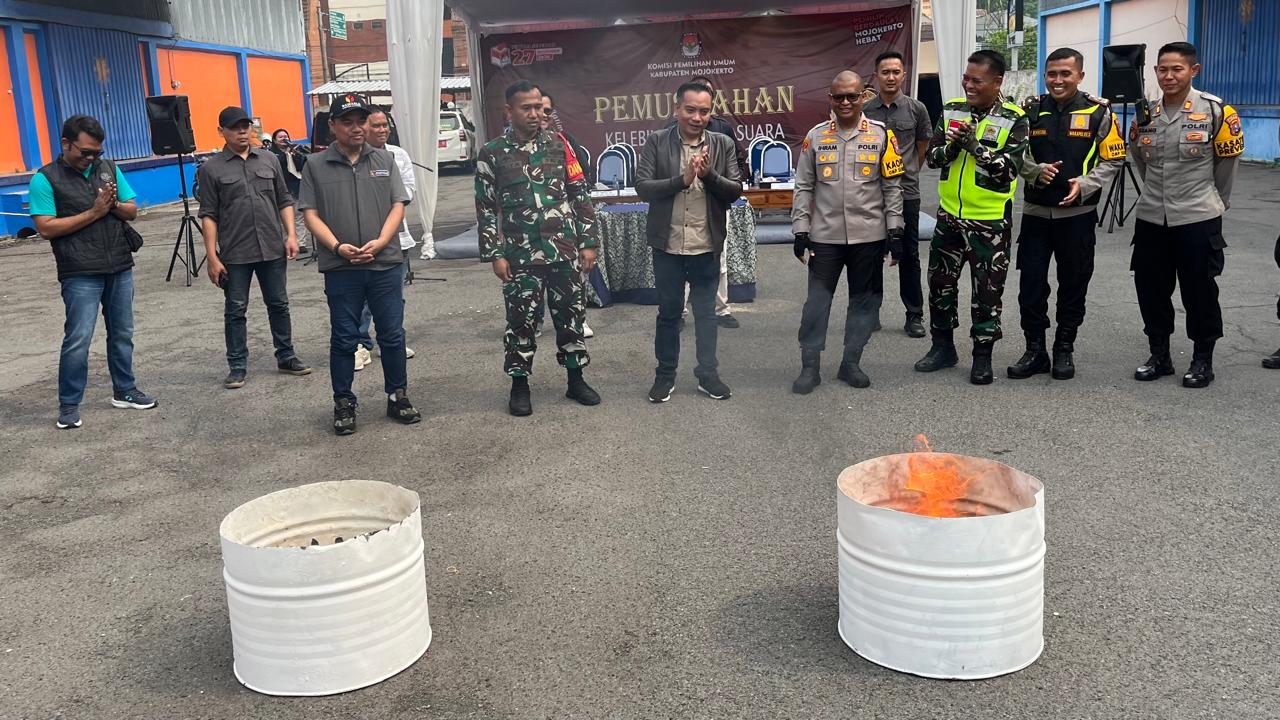 MUSNAH: KPU bersama Polres dan Bawaslu Kabupaten Mojokerto membakar ribuan lembar surat suara rusak di gudang logistik komplek gudang Perum Bulog Surabaya Selatan, Selasa (26/11).&nbsp;