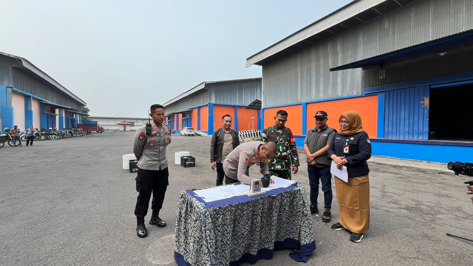 MUSNAH: KPU bersama Polres dan Bawaslu Kabupaten Mojokerto membakar ribuan lembar surat suara rusak di gudang logistik komplek gudang Perum Bulog Surabaya Selatan, Selasa (26/11).&nbsp;