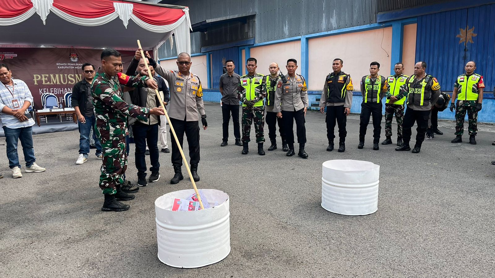 MUSNAH: KPU bersama Polres dan Bawaslu Kabupaten Mojokerto membakar ribuan lembar surat suara rusak di gudang logistik komplek gudang Perum Bulog Surabaya Selatan, Selasa (26/11).&nbsp;
