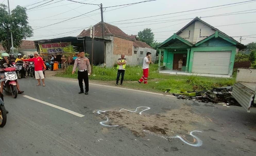 RENGGUT KORBAN JIWA: Petugas Unitlaka Satlantas Polres Mojokerto Kota melakukan olah TKP kecelakaan di Jalan Raya Desa Perning, Kecamatan Jetis, kemarin (26/11).