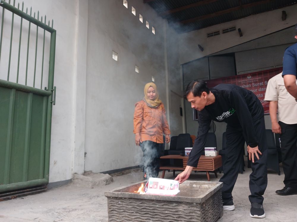 DIBAKAR: Ketua KPU Kota Mojokerto Usmuni bersama Ketua Bawaslu Kota Dian Pratmawati dan polisi memusnahkan sisa surat suara, kemarin.