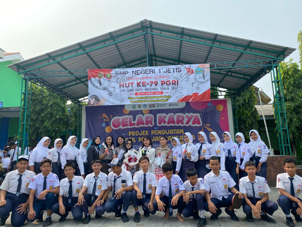 BERKESAN: Siswa dan guru SMPN 1 Jetis merayakan peringatan Hari Guru Nasional (HGN), Senin (25/11).&nbsp;