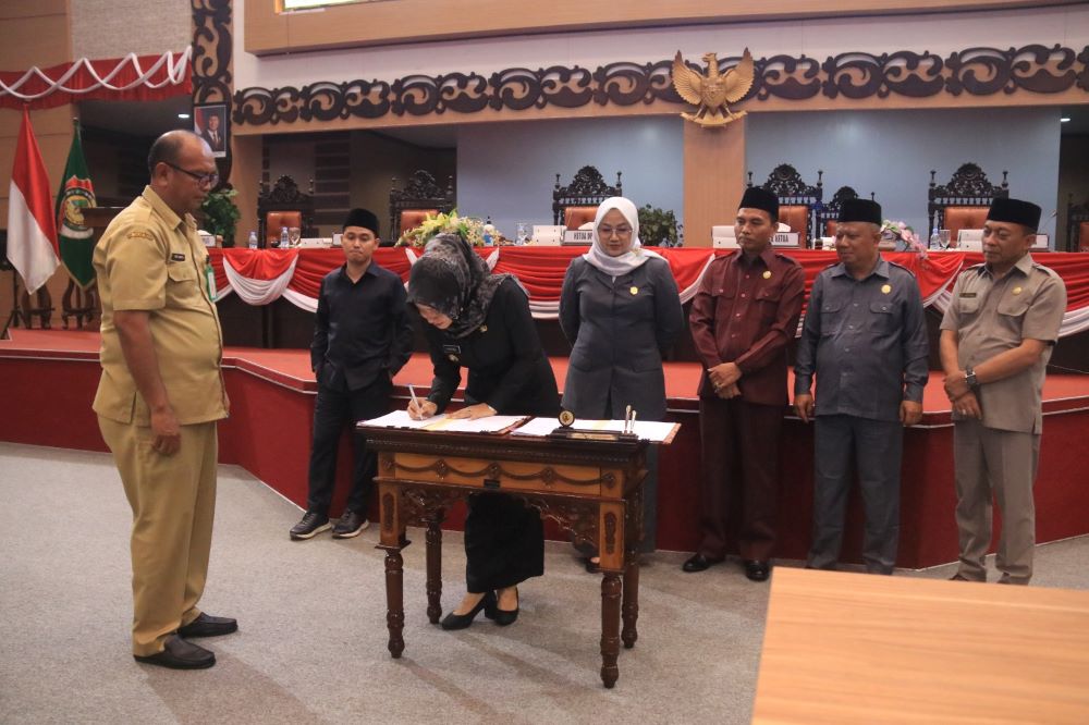 KLIR: Bupati Mojokerto Ikfina Fahmawati didampingi Wabup Muhammad Albarraa bersama Ketua DPRD Ayni Zuroh dan para wakil ketua dewan, menandatangani kesepakatan bersama atas R-APBD 2025 di ruang rapat