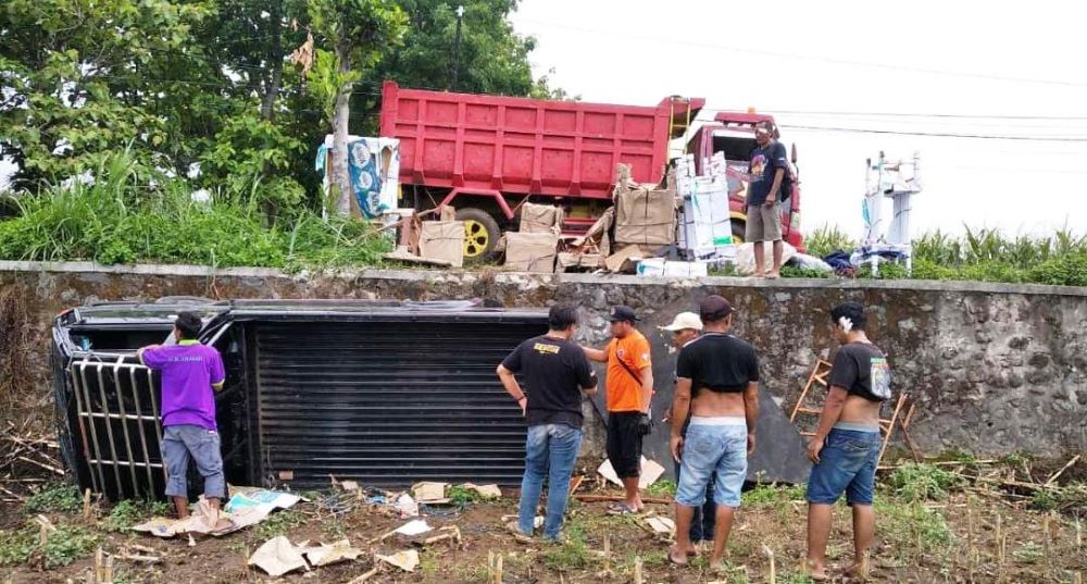 KECELAKAAN TUNGGAL: Mobil pikap bermuatan mebel yang terguling ke areal persawahan di Jalan Raya Desa Tanjungkenongo, Kecamatan Pacet, kemarin (26/11).