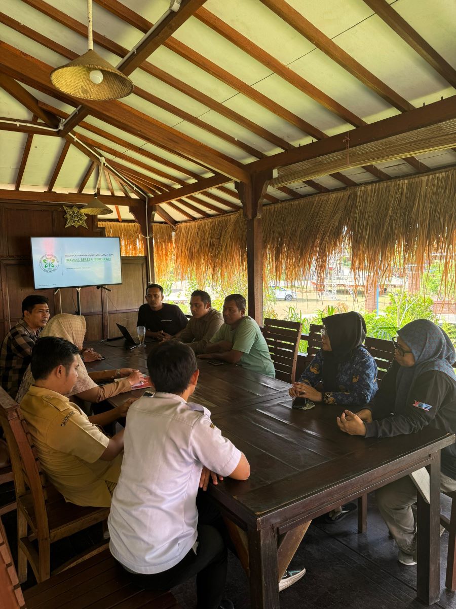 DISKUSI: Wahyu Satrio Aulia Direktur Wehasta (kanan) sedang berdiskusi mengenai langkah- langkah dalam pengelolaan TPS3R.