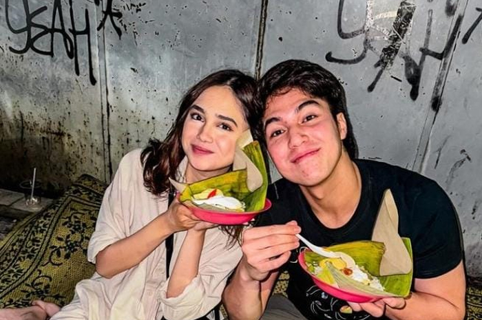 El dan Syifa sedang makan di lesehan pinggir jalan @Instagram El Rumi