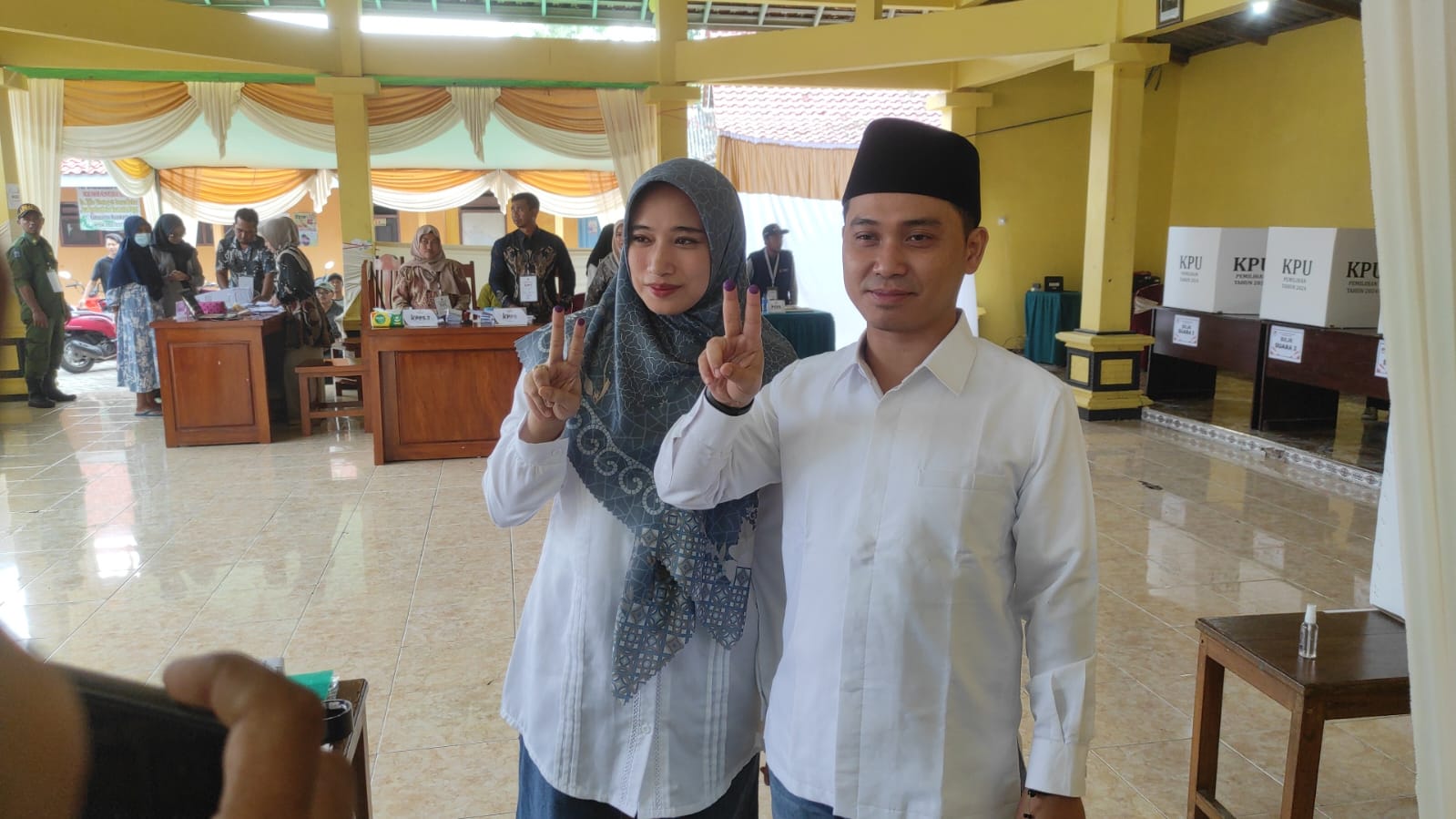 OPTIMIS: Calon Bupati Mojokerto nomor urut 2, Muhammad Albarraa menunjukkan tinta di jarinya tanda baru saja mencoblos di TPS 02, Desa Kembangbelor, Kecamatan Pacet.&nbsp;