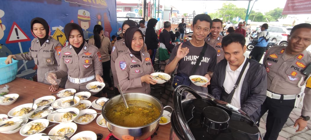 Cara unik Satlantas Polres Mojokerto Kota mengapresiasi warga yang sudah melakukan pencoblosan.  Yakni makan gratis bagi warga yang bisa menunjukkan jarinya usai mencoblos, Rabu (27/11), di Benpas