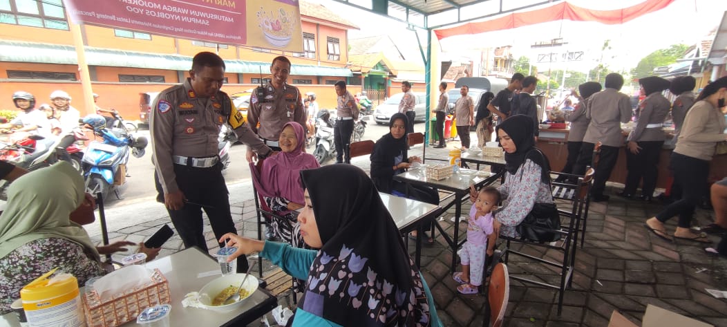Cara unik Satlantas Polres Mojokerto Kota mengapresiasi warga yang sudah melakukan pencoblosan.  Yakni makan gratis bagi warga yang bisa menunjukkan jarinya usai mencoblos, Rabu (27/11), di benpas