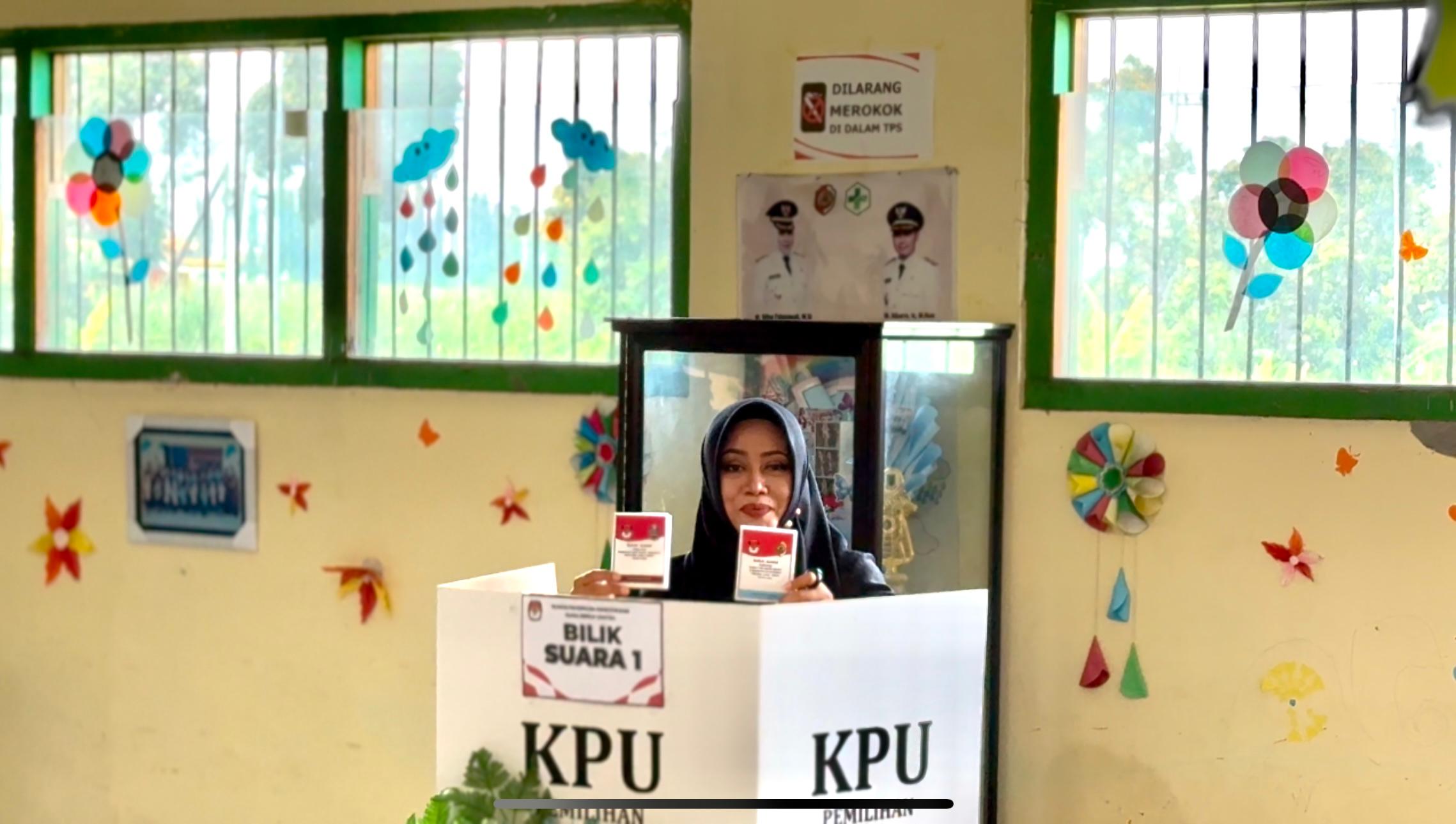 SALURKAN HAK SUARA: Calon bupati Mojokerto nomor urut 1, Ikfina Fahmawati salurkan Hak pilihnya di TPS 01 Desa Tampungrejo, Kecamatan Puri, sambil berjalan kaki dan sapa warga, Rabu (27/11).