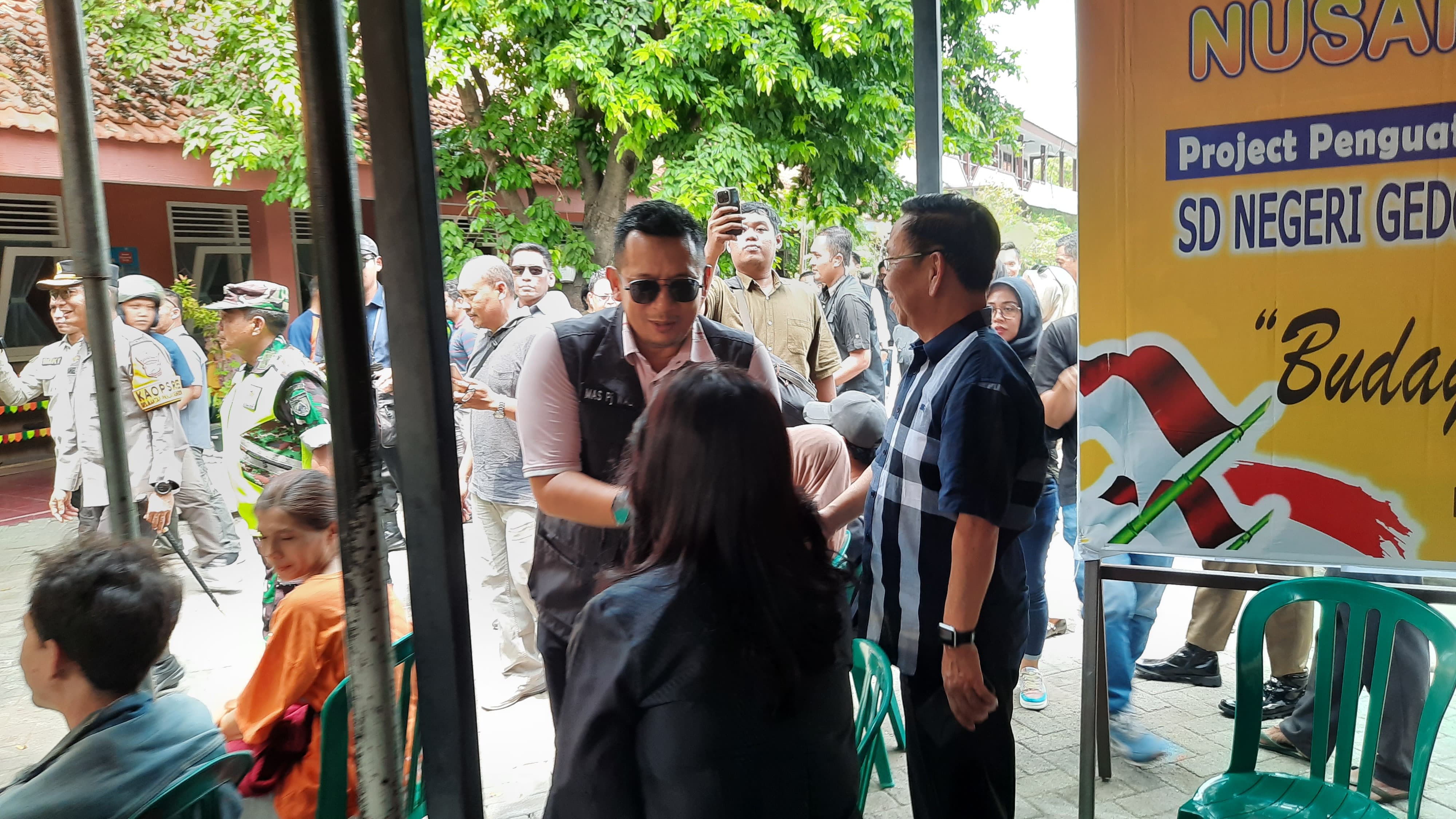 Penjabat (Pj) Wali Kota Mojokerto Moh. Ali Kuncoro bersama forkopimda melakukan peninjauan pelaksanaan pemungutan suara Pilkada 2024, Rabu (27/11).
