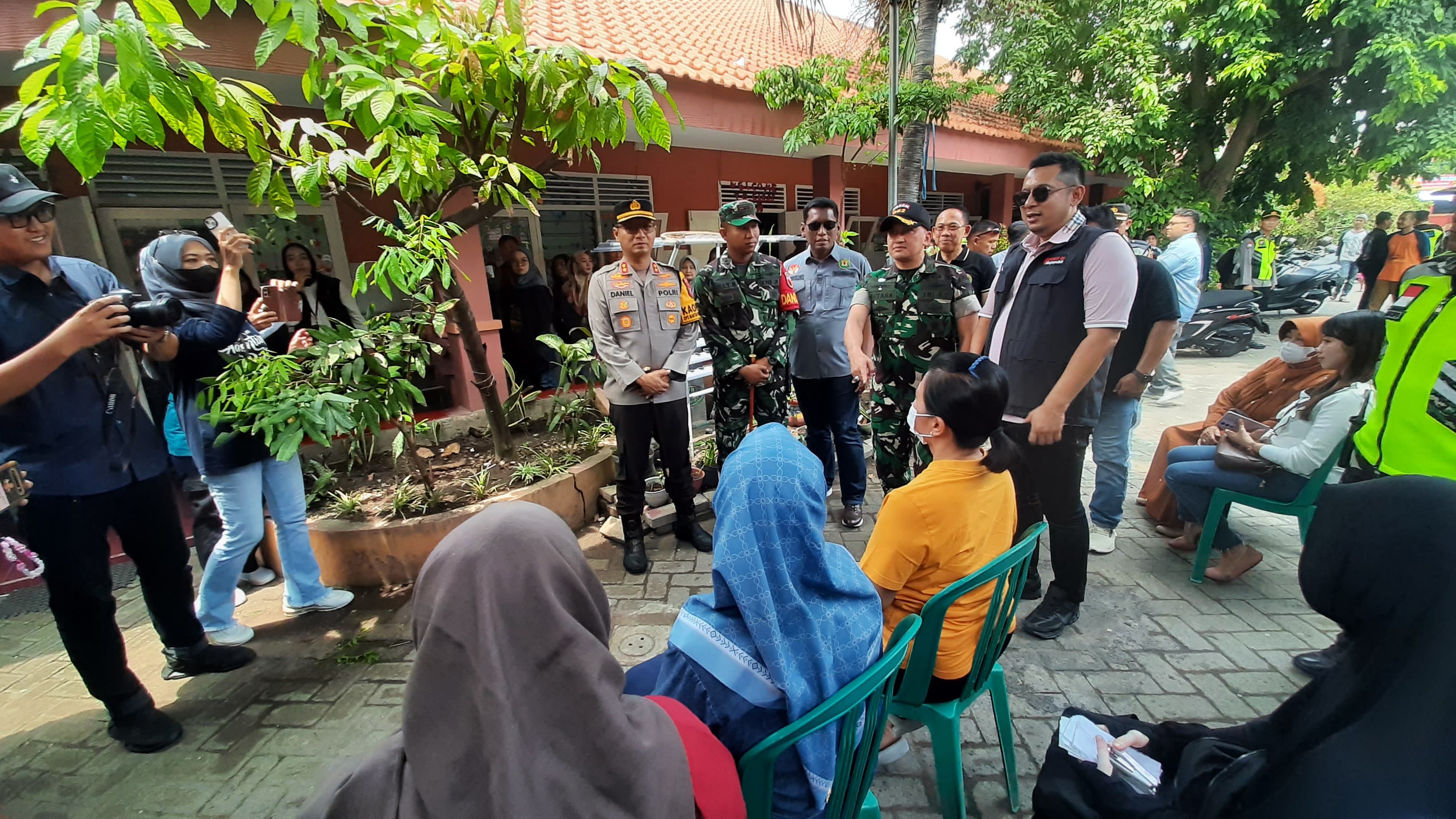 DISIDAK: Pj Wali Kota Mojokerto Moh. Ali Kuncoro bersama jajaran forkopinda saat meninjau proses pemungutan suara di TPS 01 Kelurahan Gedongan, Kecamatan Magersari
