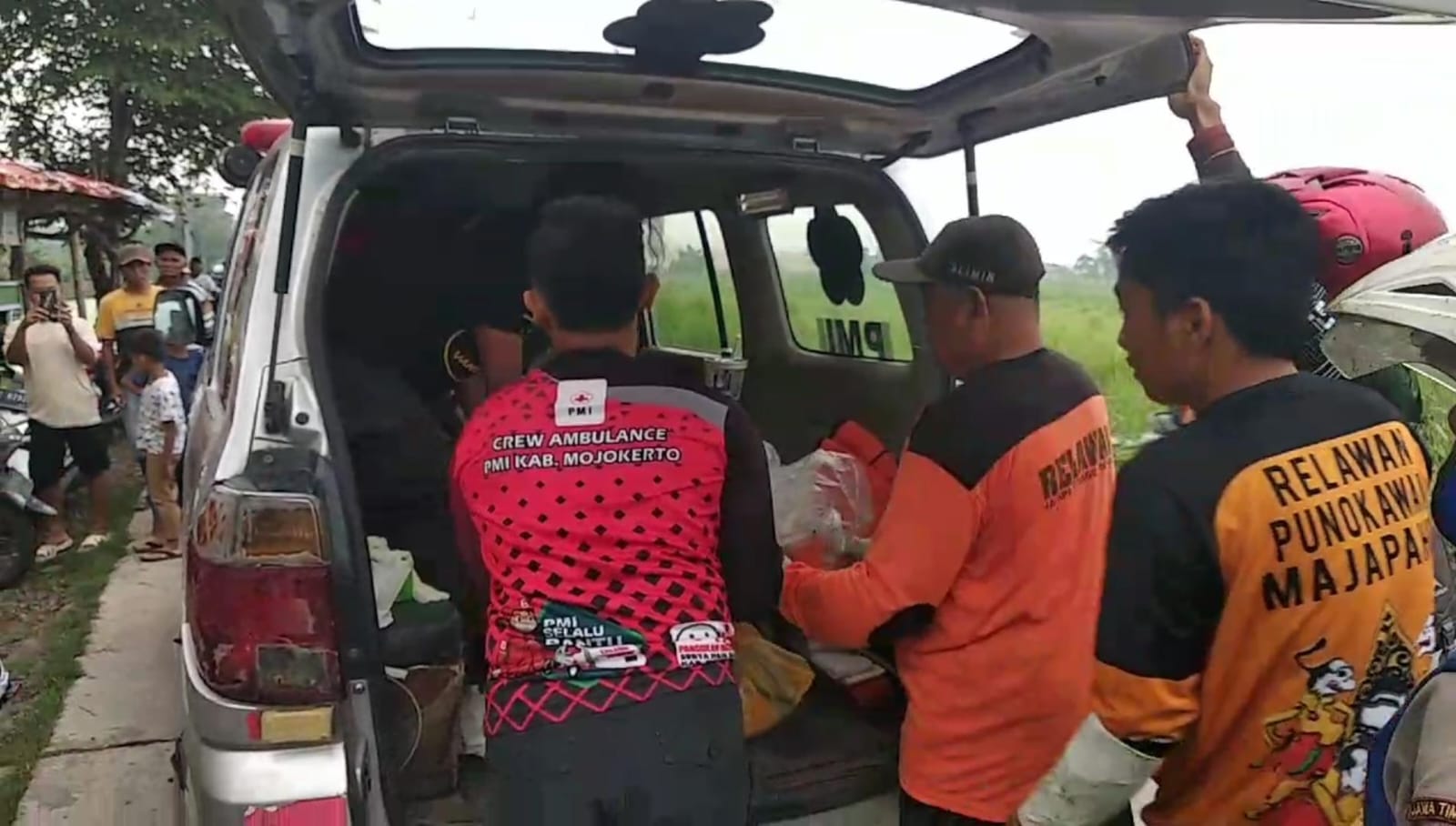 DIEVAKUASI: Jasad Mr.X yang ditemukan di Dusun Balonglombok, Desa Sumolawang, Kecamatan Puri, dievakuasi petugas ke RSUD dr Wahidin Sudiro Husodo Kota Mojokerto, Rabu (27/11) pagi.