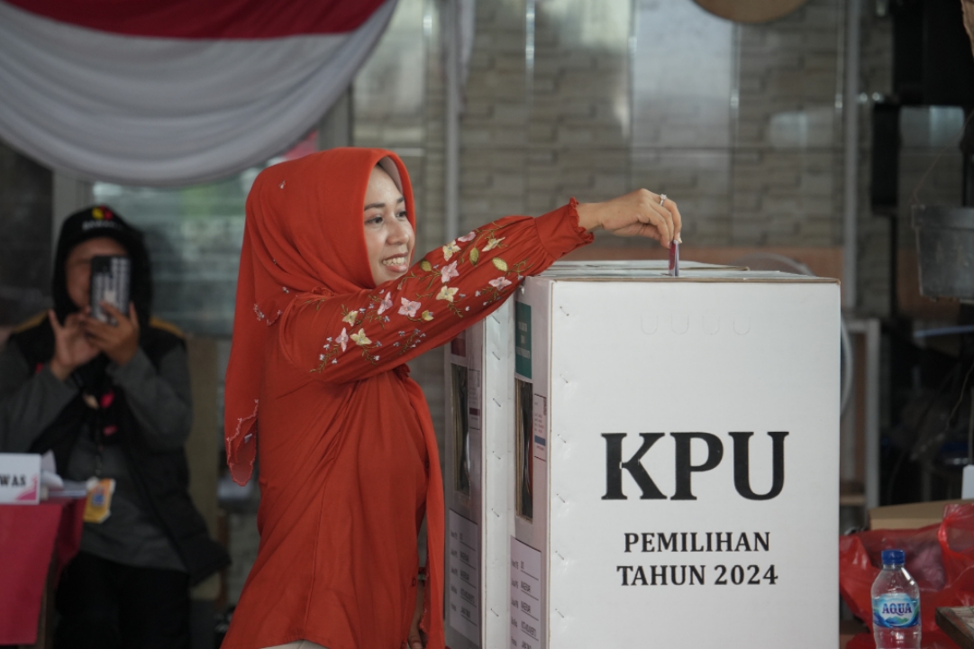 Calon Wali Kota Mojokerto nomor urut 2 Ika Puspitasari saat menyalurkan hak suaranya di di TPS 02, Lingkungan Suronatan, Kelurahan/Kecamatan Magersari.&nbsp;