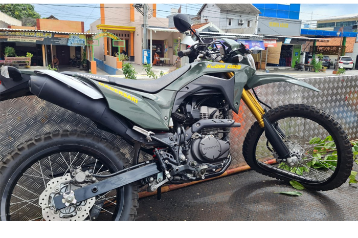 Motor milik anggota TNI rusak setelah tertimpa pohon yang tumbang.