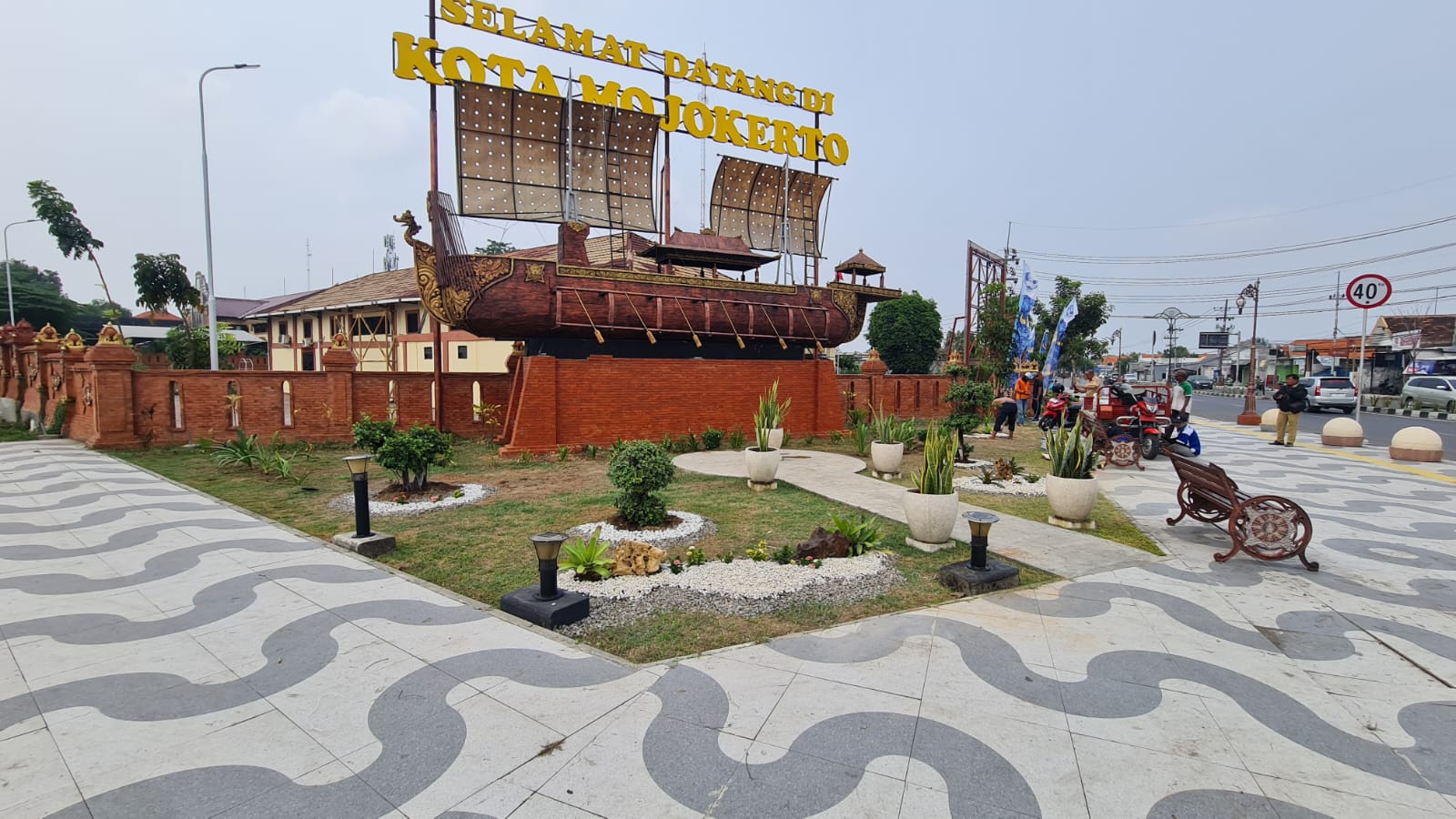 ESTETIK: Taman monumen Kapal Majapahit di Simpang empat Sekarputih, Kecamatan Magersari yang telah disentuh revitalisasi oleh DLH Kota Mojokerto.