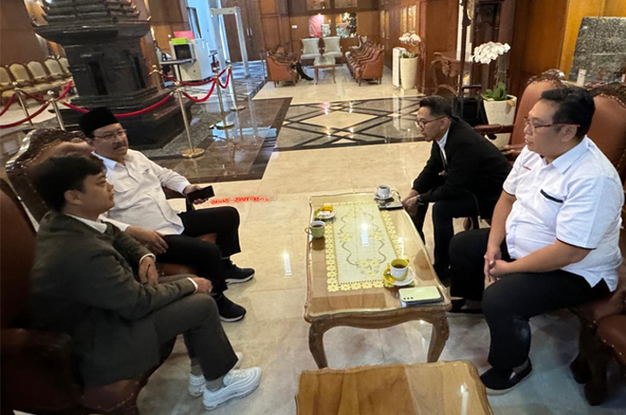 SRC Usulkan RM Margono Djojohadikusumo Sandang Gelar Pahlawan Nasional saat bertemu dengan Mensos RI Gus Ipul di Bandara Juanda, Kamis 28 November.