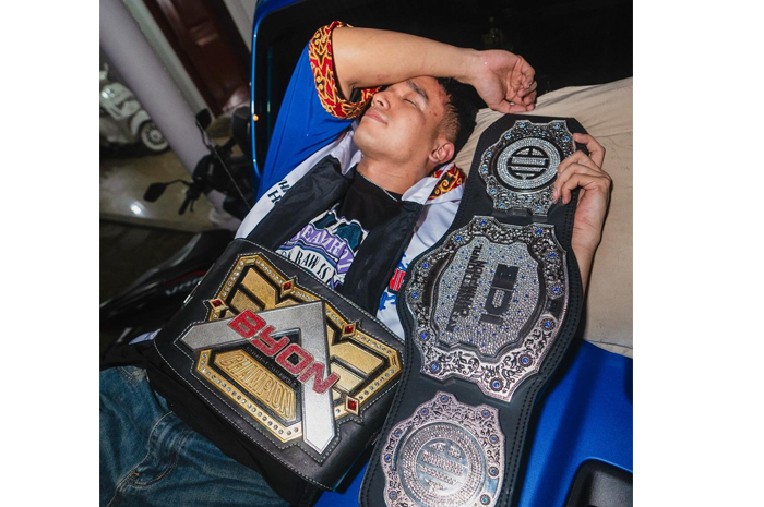 Potret santai Fadly Faisal usai berhasil meraih sabuk ICB International dan Byon Lightweight Boxing (@fadlyfsl_)