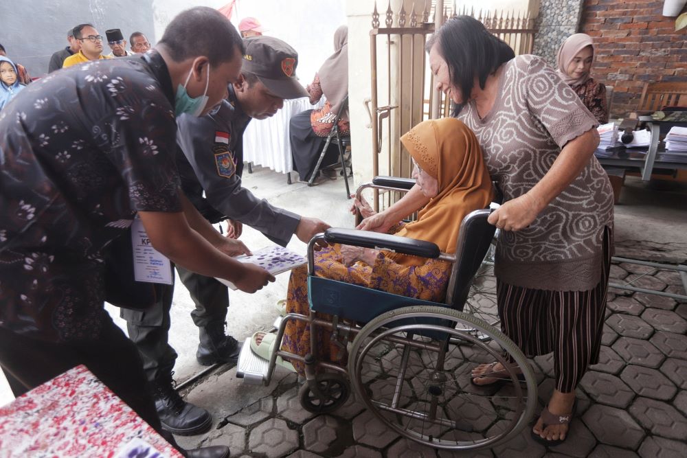 GUNAKAN HAK PILIH: Pemilih lansia di Kota Mojokerto mencoblos di TPS pada Pilkada 2024, Rabu (27/11) lalu.