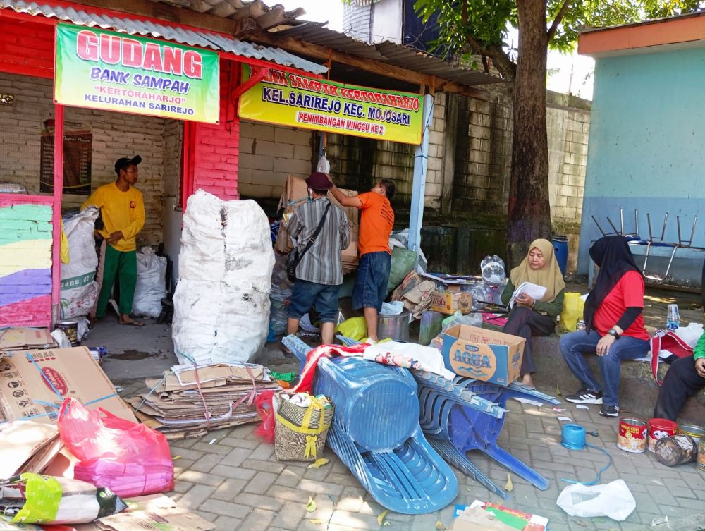 BERNILAI EKONOMI: Proses pemilahan dan penimbangan di Bank Sampah Kertoraharjo, Kelurahan Sarirejo, Kecamatan Mojosari, Kabupaten Mojokerto.